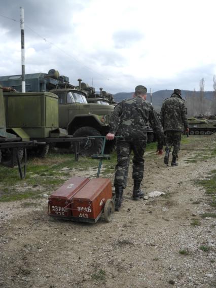 Крым, с. Перевальное. В бывшей украинской, а теперь  российской военной части,  солдаты ремонтируют военную технику