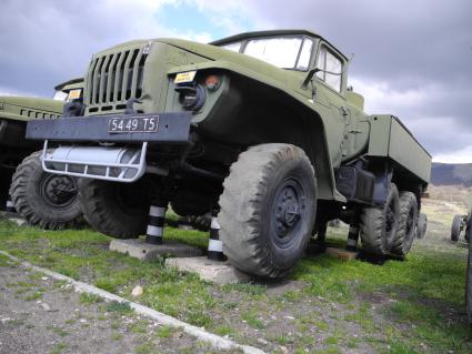 Крым, с. Перевальное. В бывшей украинской, а теперь российской военной части, солдаты ремонтируют военную технику