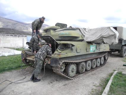 Крым, с. Перевальное. В бывшей украинской, а теперь  российской военной части,  солдаты ремонтируют военную технику