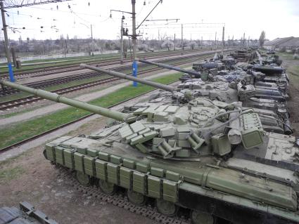 Крым, с.Перевальное. Часть военной техники бывшего украинского , а теперь российского гарнизона , подготавливают для возврата Украине.