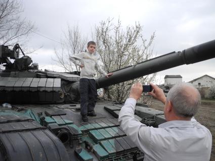 Крым, с.Перевальное. В бывшем украинском, а теперь российском гарнизоне, полным ходом идет формирование новой части.