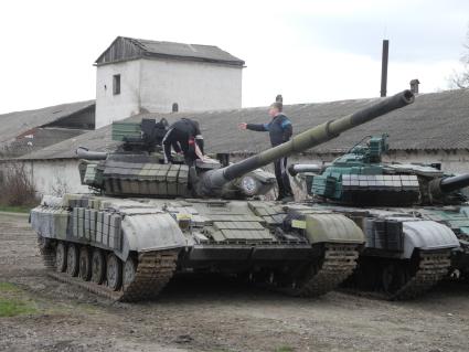 Крым, с.Перевальное. Часть военной техники бывшего украинского , а теперь российского гарнизона , подготавливают для возврата Украине.