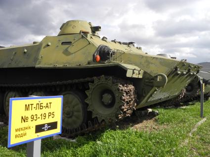 Крым, с. Перевальное. В бывшей украинской, а теперь российской военной части, солдаты ремонтируют военную технику