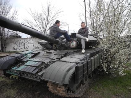 Крым, с.Перевальное. Часть военной  техники бывшего украинского , а теперь  российского гарнизона , подготавливают для возврата   Украине.