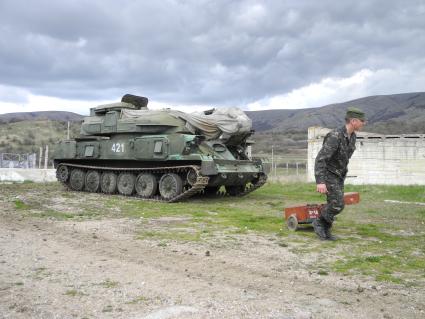 Крым, с. Перевальное. В бывшей украинской, а теперь  российской военной части,  солдаты ремонтируют военную технику