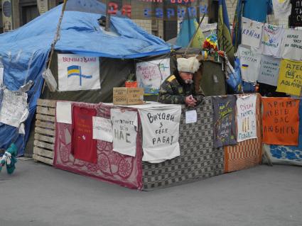 Украина, Киев.  Евромайдан. Протестующий  на площади Независимости (Незалежности).