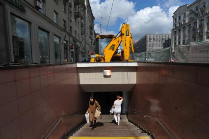 Москва. Рабочие начали ремонтные работы на  Тверской улице.