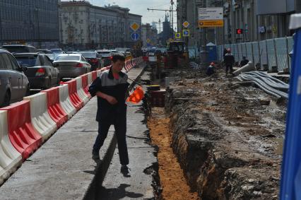 Москва. Рабочие начали ремонтные работы на  Тверской улице.