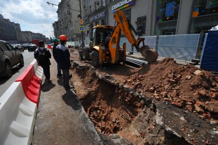 Москва. Рабочие начали ремонтные работы на  Тверской улице.