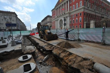 Москва. Рабочие начали ремонтные работы на  Тверской улице напротив здания  Мэрии.