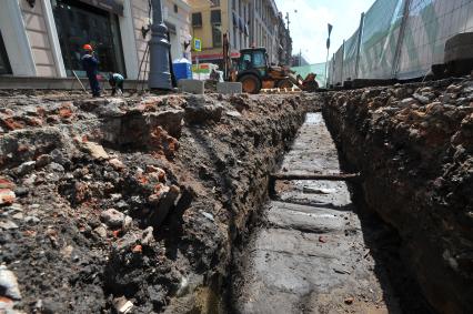 Москва. Рабочие начали ремонтные работы на  Тверской улице.