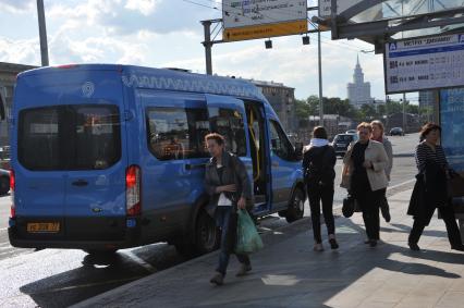 Москва.     Маршрутное такси компании ООО `Автокарз`  на остановке.