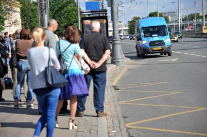 Москва.   Маршрутное такси компании ООО `Автокарз`  на одной из улиц города.