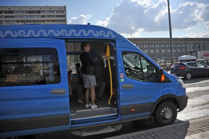 Москва.   Маршрутное такси компании ООО `Автокарз`   на одной из улиц города.