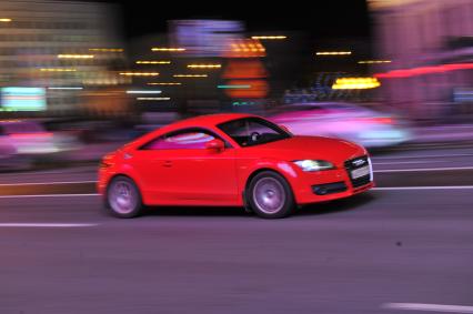 Москва. Audi tt движется по дороге с большой скоростью.