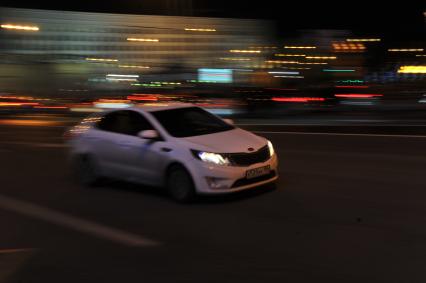 Москва. Kia ceed  движется по дороге с привышением скорости.