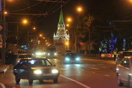Москва.  Вечерний город , вид на Троицкую башню Кремля с улицы Воздвиженка.
