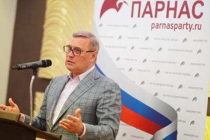 Екатеринбург. Председатель партии РПР-Парнас Михаил Касьянов во время встречи с однопартийцами.