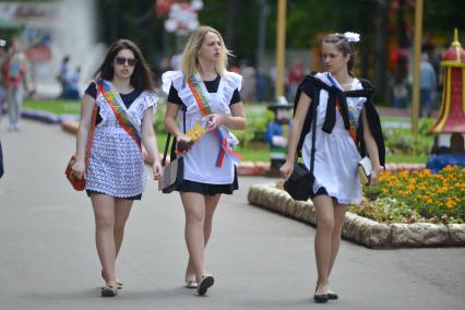 Ставрополь. Выпускники школ отмечают последний звонок в Парке Победы.