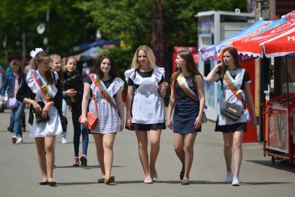 Ставрополь. Выпускники школ отмечают последний звонок в Парке Победы.