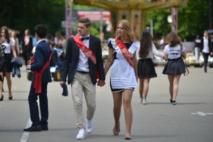 Ставрополь. Выпускники школ отмечают последний звонок в Парке Победы.