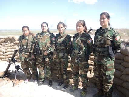 Ирак. Эрбиль. Линия  фронта. Женский отряд пешмерга (курдские силы самообороны).