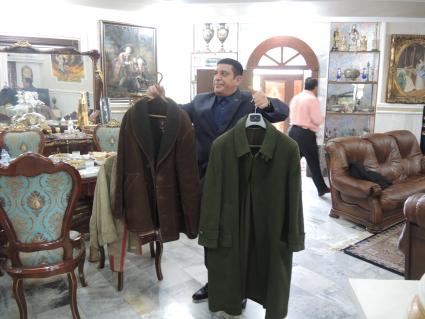 Ирак. Эрбиль. В частном  музее  Саида-Кадыра  сохранились пальто, которые любил носить Саддам Хусейн.