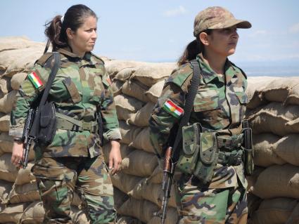 Ирак. Эрбиль. Линия фронта. Девушки пешмерга  (курдские силы самообороны) в карауле.