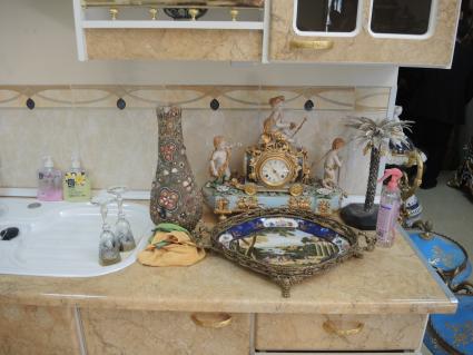 Ирак. Эрбиль. В частном  музее  Саида-Кадыра - драгоценные часы и старинные бокалы рядом с моющими средствами.