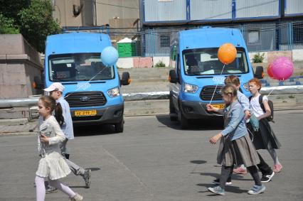 Москва.  Маршрутное такси компании ООО `Автокарз` на одной из улиц города.