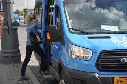 Москва.  Маршрутное такси компании ООО `Автокарз`   на остановке.