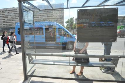 Москва. Маршрутное такси компании ООО `Автокарз` на остановке.
