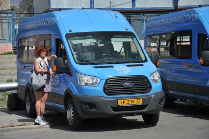 Москва. Маршрутное такси компании ООО `Автокарз` на одной из улиц города.