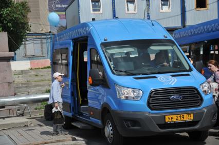 Москва. Маршрутное такси компании ООО `Автокарз` на одной из улиц города.