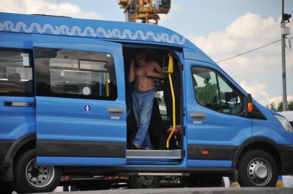 Москва. Маршрутное такси компании ООО `Автокарз` на остановке.