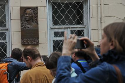 Москва. На церемонии открытия мемориальной доски актрисе Любови Полищук в Большом Казенном переулке.