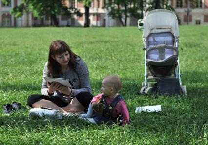МОсква. Женщина с ребенком на лужайке  в  парке `Музея-заповедника Царицыно`.
