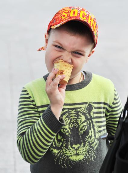 МОсква. Мальчик ест мороженое в  парке `Музея-заповедника Царицыно`.