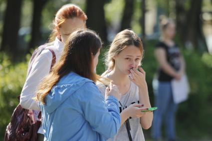 Ярославль. Школьники перед началом ЕГЭ (Единый государственный экзамен).