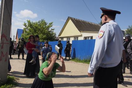 Тульская область. Снос незаконно построенных домов в цыганском поселении в поселке Плеханово.