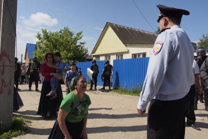 Тульская область. Снос незаконно построенных домов в цыганском поселении в поселке Плеханово.