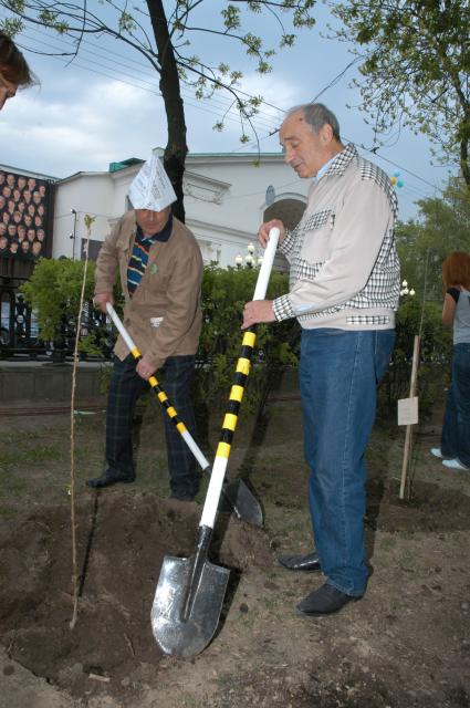 Диск97. Фестиваль ЧЕРЕШНЕВЫЙ ЛЕС. Воскресник театра СОВРЕМЕННИК. 2006 год. На снимке: государственный секретарь союзного государства России и Белоруссии Бородин Павел и актер Гафт Валентин (справа)