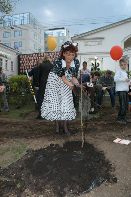 Диск97. Фестиваль ЧЕРЕШНЕВЫЙ ЛЕС. Воскресник театра СОВРЕМЕННИК. 2006 год. На снимке: актриса Дроздова Ольга