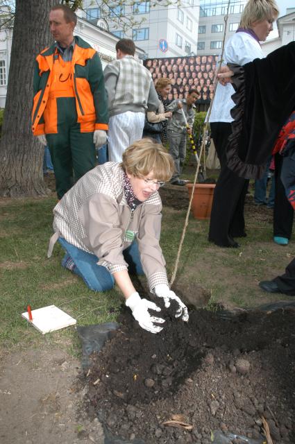 Диск97. Фестиваль ЧЕРЕШНЕВЫЙ ЛЕС. Воскресник театра СОВРЕМЕННИК. 2006 год. На снимке: актриса Неелова Марина