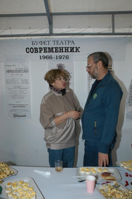 Диск97. Фестиваль ЧЕРЕШНЕВЫЙ ЛЕС. Воскресник театра СОВРЕМЕННИК. 2006 год. На снимке: актриса Неелова Марина и писатель Мишин Михаил