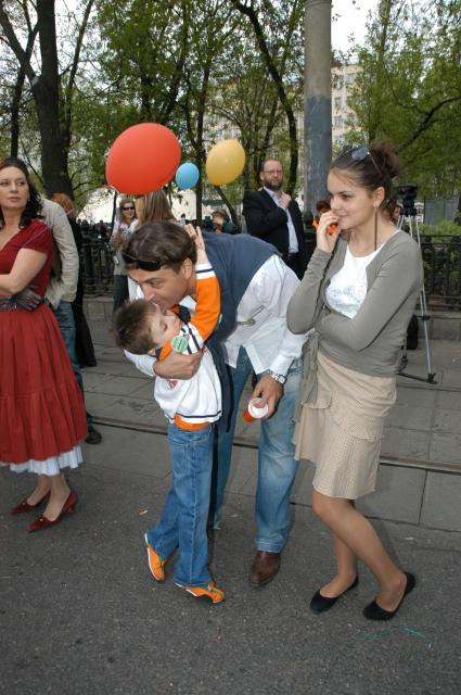 Диск97. Фестиваль ЧЕРЕШНЕВЫЙ ЛЕС. Воскресник театра СОВРЕМЕННИК. 2006 год. На снимке: актер Лазарев Александр (младший), его дети Полина и Сергей