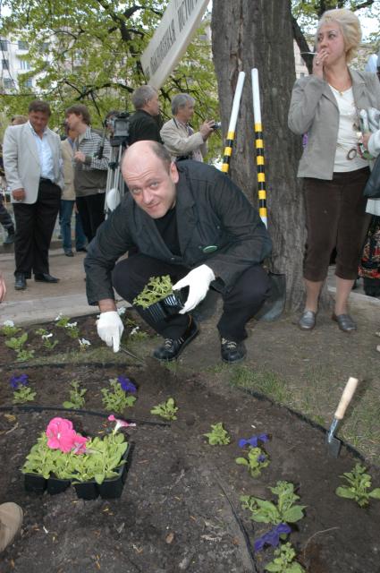 Диск97. Фестиваль ЧЕРЕШНЕВЫЙ ЛЕС. Воскресник театра СОВРЕМЕННИК. 2006 год. На снимке: режиссер Евстигнеев Денис