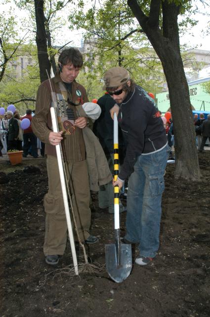 Диск97. Фестиваль ЧЕРЕШНЕВЫЙ ЛЕС. Воскресник театра СОВРЕМЕННИК. 2006 год. На снимке: участники группы UMA2RMAN Кристовский Владимир (справа) и Кристовский Сергей