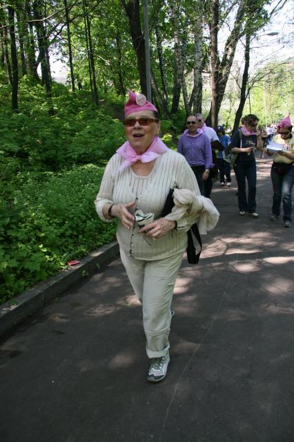 Диск97. Открытый фестиваль искусств ЧЕРЕШНЕВЫЙ ЛЕС. Посадка саженцев вишни в Нескучном саду ЦПКиО им. Горького. 2007 год. На снимке: актриса Голубкина Лариса