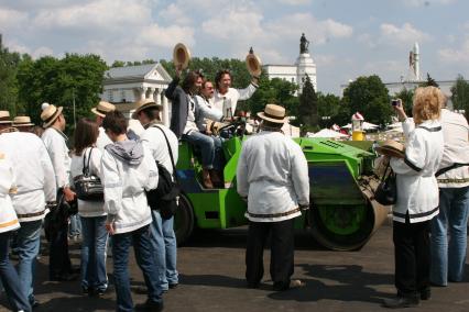 Диск97. Фестиваль искусств ЧЕРЕШНЕВЫЙ ЛЕС. Посадка деревьев в Мичуринском парке на ВВЦ. 2008 год. На снимке (слева направо сидят на катке): композитор Маликов Дмитрий, вице-президент АЛЬФА-БАНКА Гафин Александр и певец Сюткин Валерий